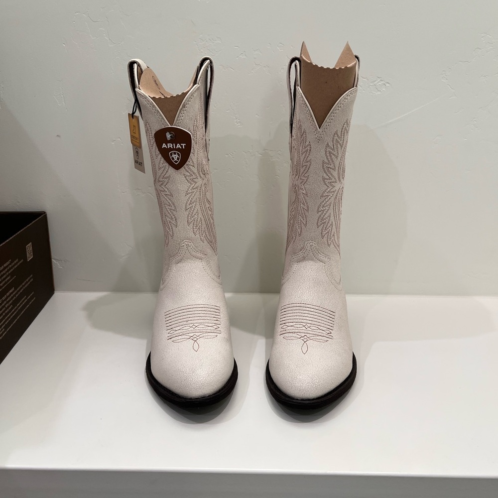 Never worn Ariat women’s Heritage toe stretch fit - Picture 5 of 5